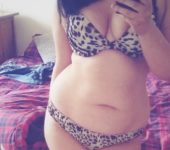 Jeune coquine pulpeuse de Troyes en manque de sexe